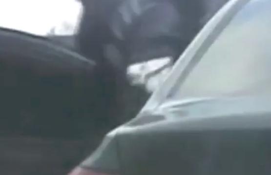 В тюрьму может отправиться оттолкнувший полицейского водитель иномарки на Ставрополье. Видео